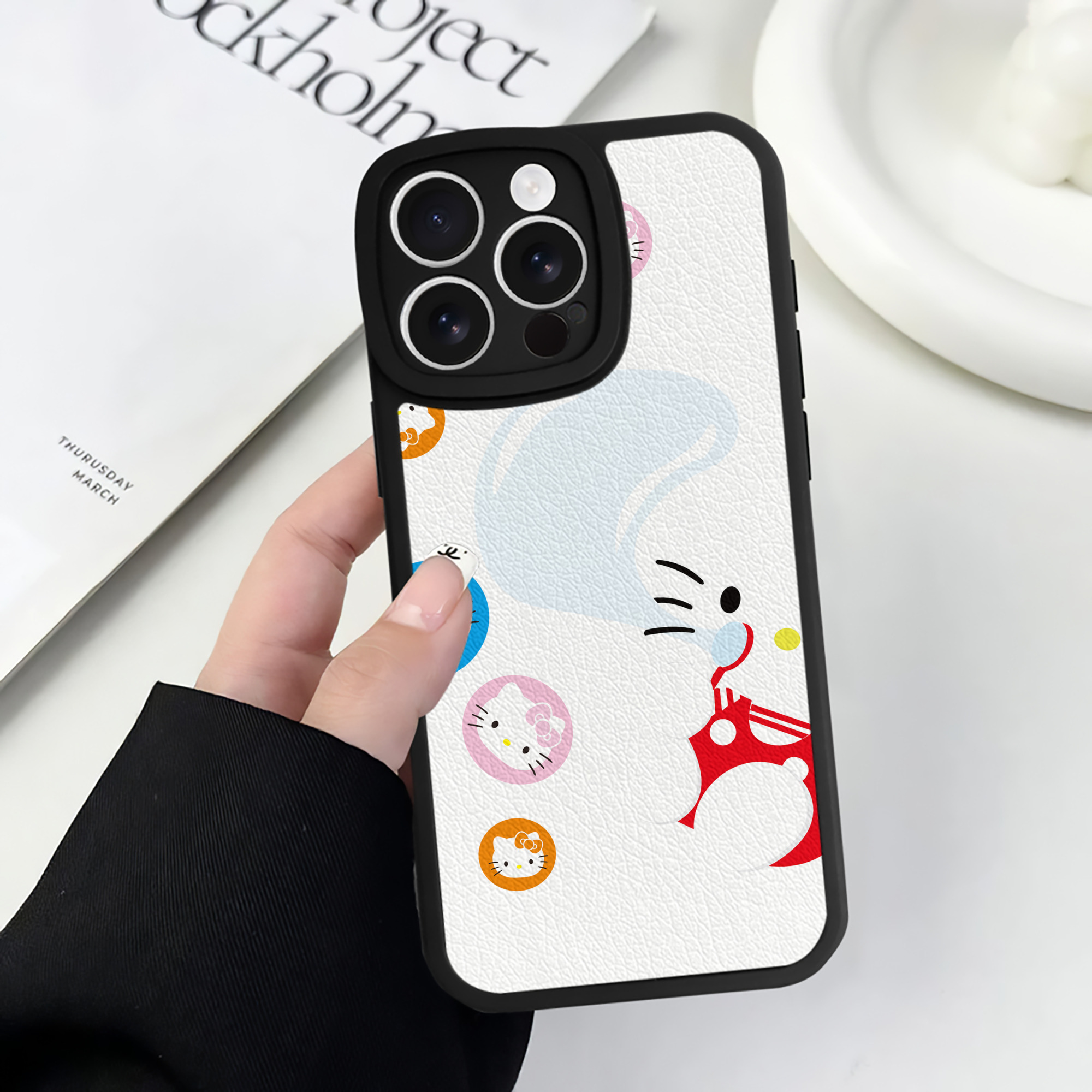 （画像用） Hello Kitty ハローキティ 【iPhone 16シリーズ対応】シリコンスマホケース（レザー調） 材質：シリコン